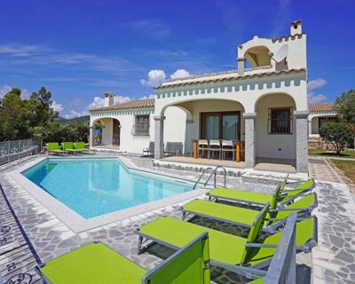 View over the pool to a holiday home villa in Budoni