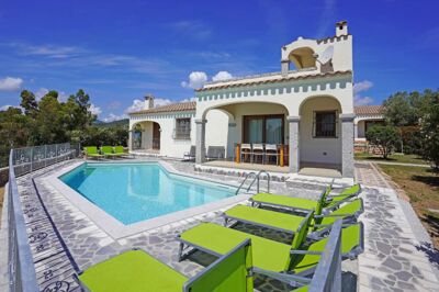 View over the pool to a holiday home villa in Budoni
